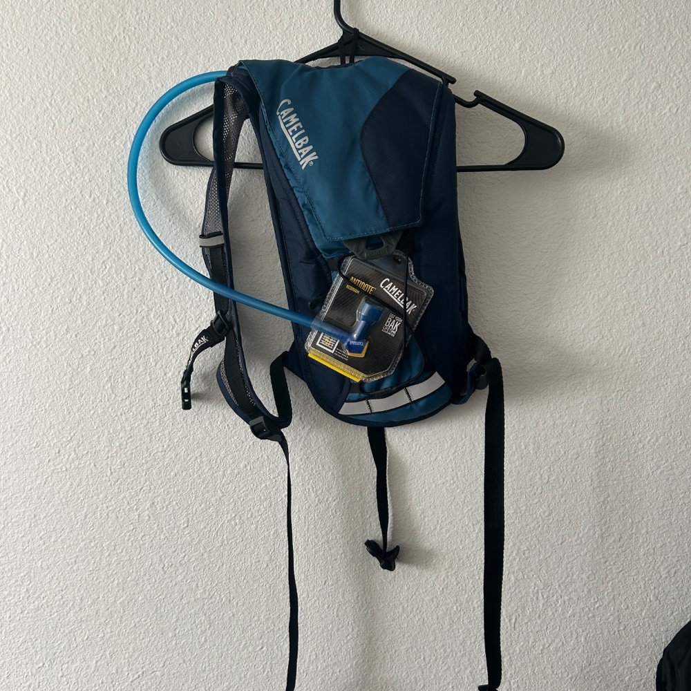 Helen's Cycles Santa Monica CamelBak Blue 70z